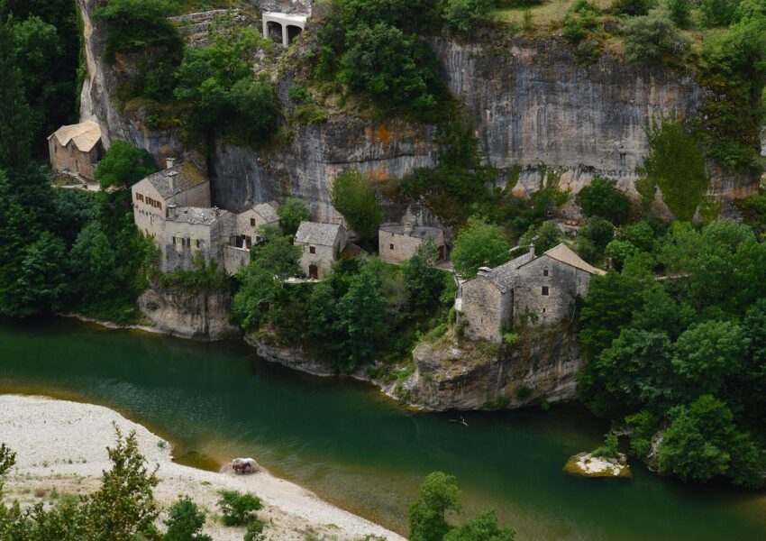 jadejo-tarn-4463728_1280